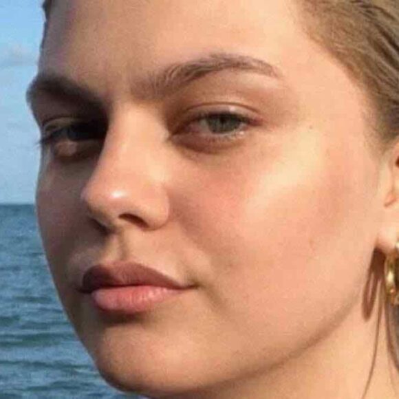Louane hyper canon avec son nouveau maquillage super glamour !