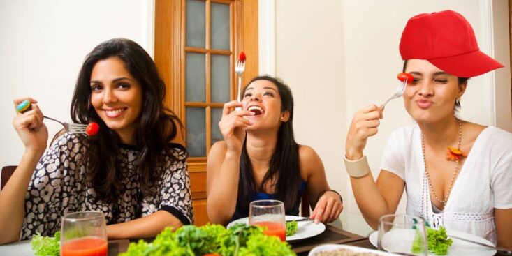 Pourquoi il faut enlever votre casquette avant de manger et vous allez être très surpris