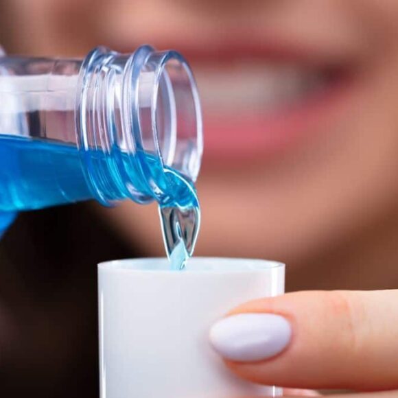 N’utilisez plus ces bains de bouche ils augmentent le risque de cancer