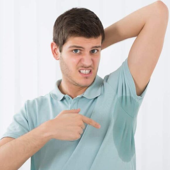 Cet ingrédient de cuisine élimine l'odeur de transpiration sur tous vos vêtements