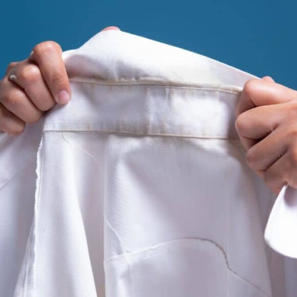 Fini les cols tachés sur vos chemises blanches avec cette super astuce