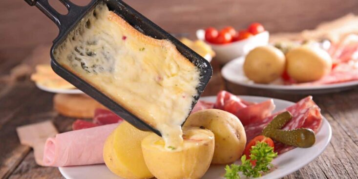 Ce comportement étrange de 1 français sur 3 pour manger une bonne raclette
