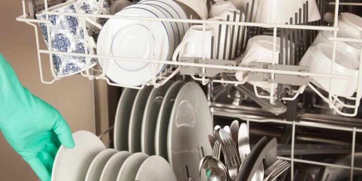 Cette erreur courante avec votre lave-vaisselle diminue son efficacité et abîme vos assiettes et vos couverts