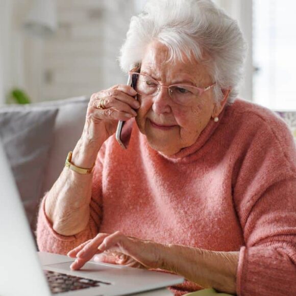 Cette arnaque au faux conseiller bancaire évolue et il est encore plus facile de vous voler votre carte bancaire
