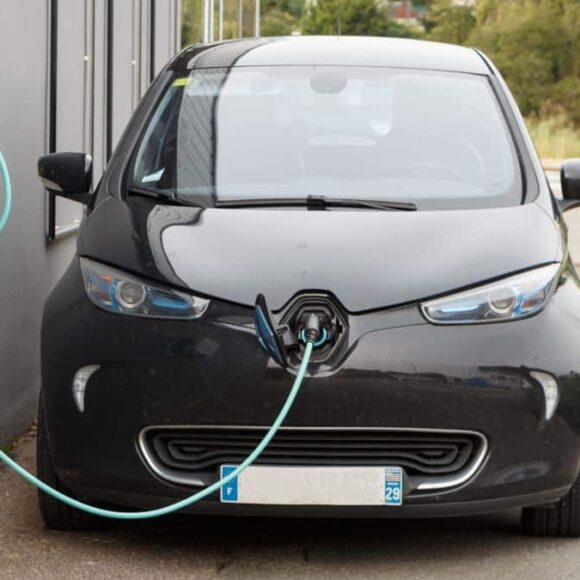 Voiture électrique à 100 euros par mois : quelles nouveautés attendent les ménages en 2025 ?