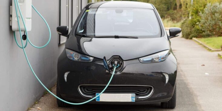 Voiture électrique à 100 euros par mois : quelles nouveautés attendent les ménages en 2025 ?