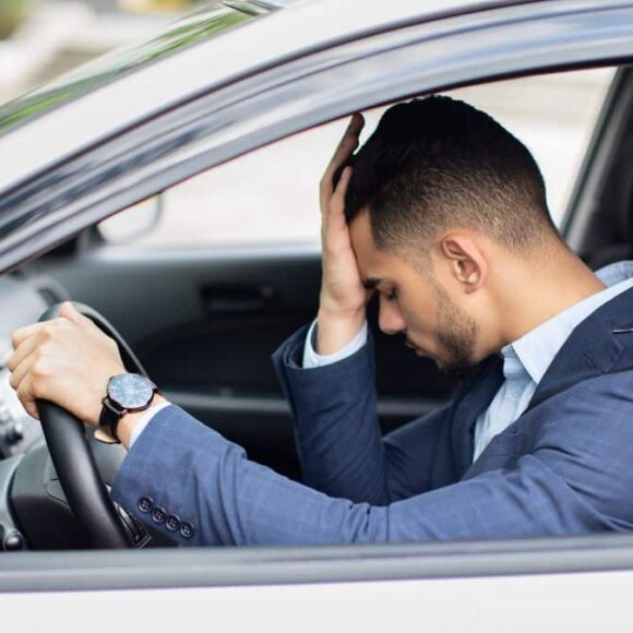 Il reçoit une amende de 380€ d’amende parce qu’une IA l’a vu se gratter la tête au volant