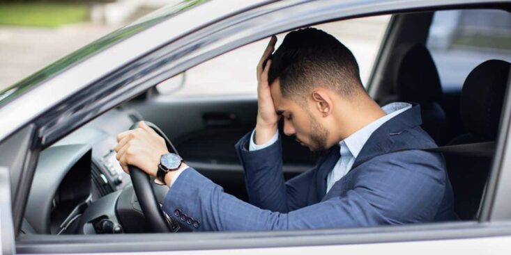 Il reçoit une amende de 380€ d’amende parce qu’une IA l’a vu se gratter la tête au volant