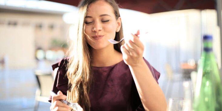 Repas et baignade : faut-il vraiment attendre trois heures avant de retourner à l'eau ?