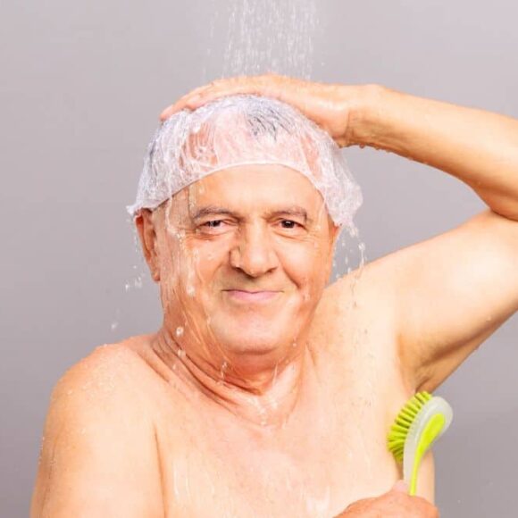 65 ans et plus : pas tous les 2-3 jours, la fréquence de douche idéale pour protéger votre peau selon une étude