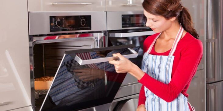 Marre d’un four plus sale qu’une poubelle ? 5 astuces méconnues pour le dégraisser à fond et le rendre comme neuf