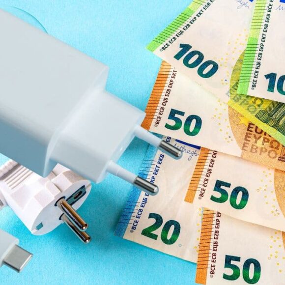 Chargeur de téléphone : laissé branché 24h/24, il fait grimper la facture d’électricité