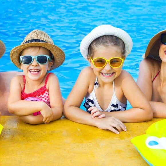 Envie de pipi dans la piscine ? Voici ce qui se passe vraiment (et pourquoi c’est une mauvaise idée)