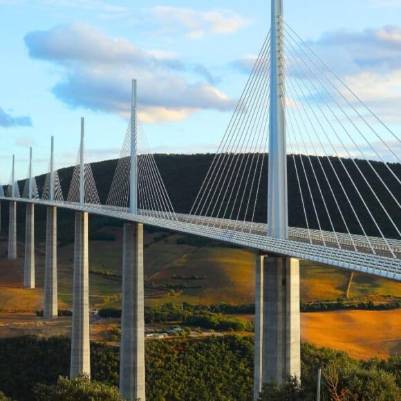 Face à ses pylônes de 20 000 t, vous restez sans voix: ce pont français de 2 km fascine encore le monde en 2025