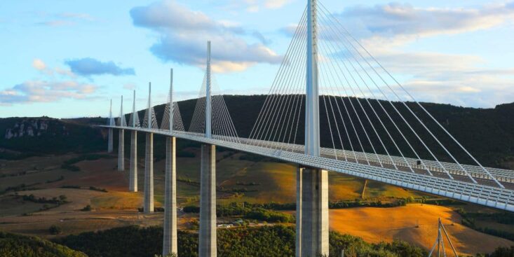 Face à ses pylônes de 20 000 t, vous restez sans voix: ce pont français de 2 km fascine encore le monde en 2025