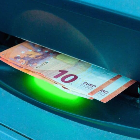 Galère pour retirer 10 € ? Voici les 3 seules banques en France où obtenir un billet de 10 €