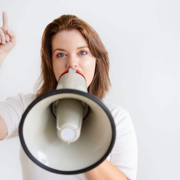 Ils parlent trop fort près de vous : ce que dit la psychologie et la meilleure façon de réagir