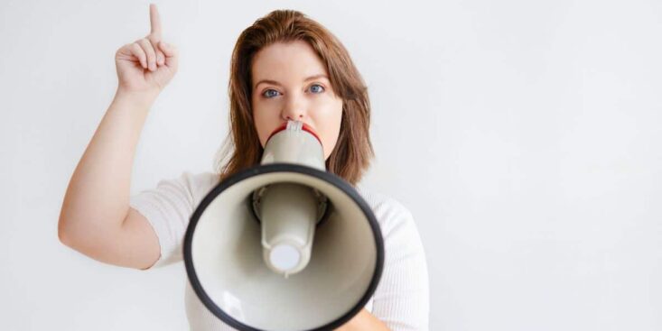 Ils parlent trop fort près de vous : ce que dit la psychologie et la meilleure façon de réagir