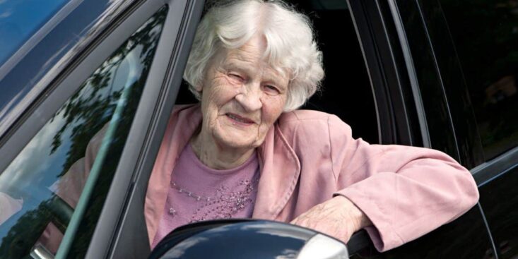 Mauvaise surprise si vous avez plus de 50 ans: la nouvelle loi sur le permis des seniors va bousculer vos habitudes au volant