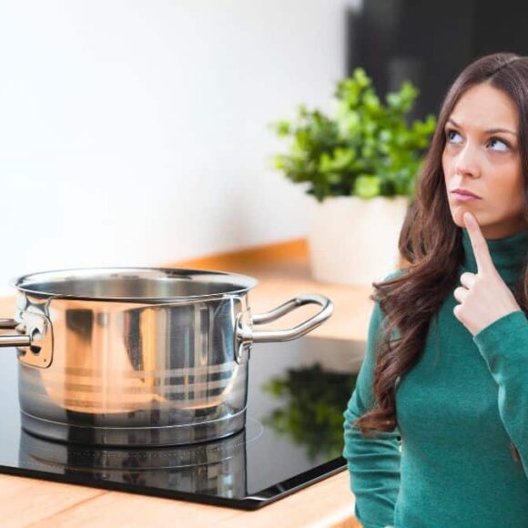 « On ne vous le dit jamais » : les 4 limites des plaques à induction selon la norme NF C 15-100