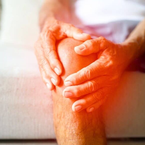 Plus de 60 ans et genoux douloureux ? Ni natation ni vélo : l’activité douce qui vous remet en mouvement sans souffrir