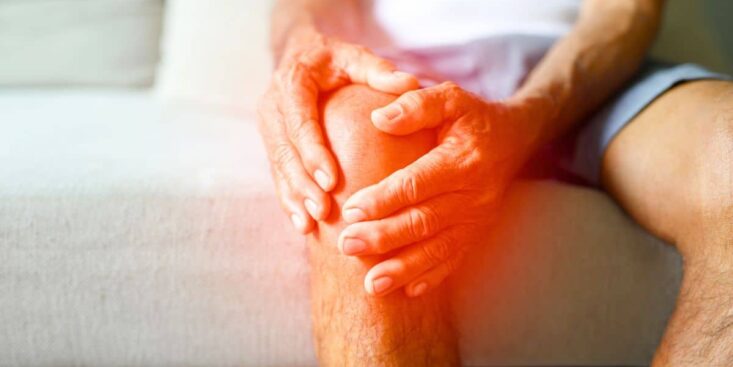 Plus de 60 ans et genoux douloureux ? Ni natation ni vélo : l’activité douce qui vous remet en mouvement sans souffrir