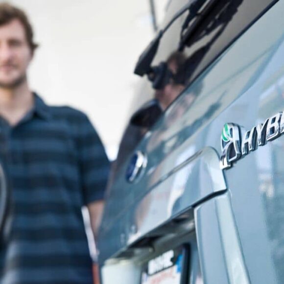 Prêt à signer pour une voiture hybride? Ces inconvénients que le concessionnaire passe souvent sous silence