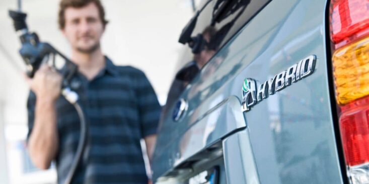 Prêt à signer pour une voiture hybride? Ces inconvénients que le concessionnaire passe souvent sous silence