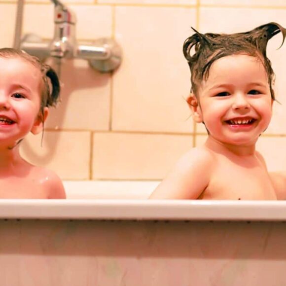 Votre petit-enfant refuse de se laver : dès 2 ans, des pédiatres expliquent quoi faire