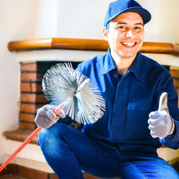 Cheminée : l’astuce aux cendres qui nettoie l’insert en 1 geste sans produits