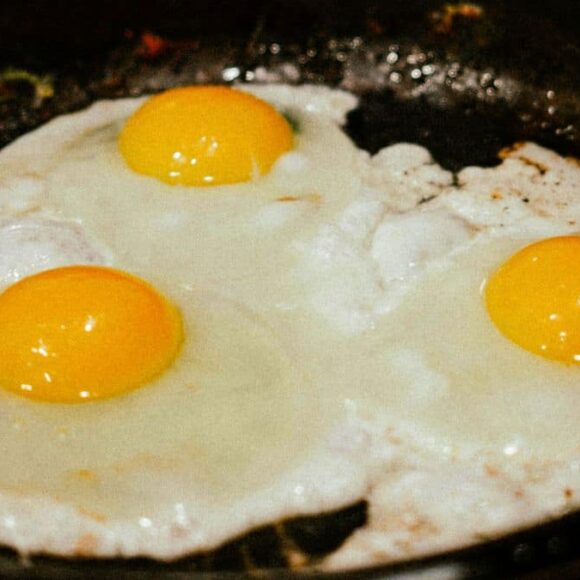 Œufs au plat: l’astuce de grand-mère sans huile ni beurre pour qu’ils ne collent pas à la poêle