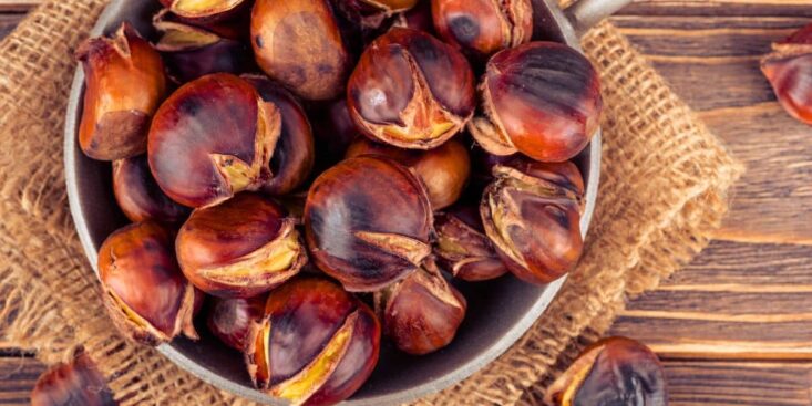 Châtaignes grillées : épluchez-les en 1 geste, la peau s’en va toute seule