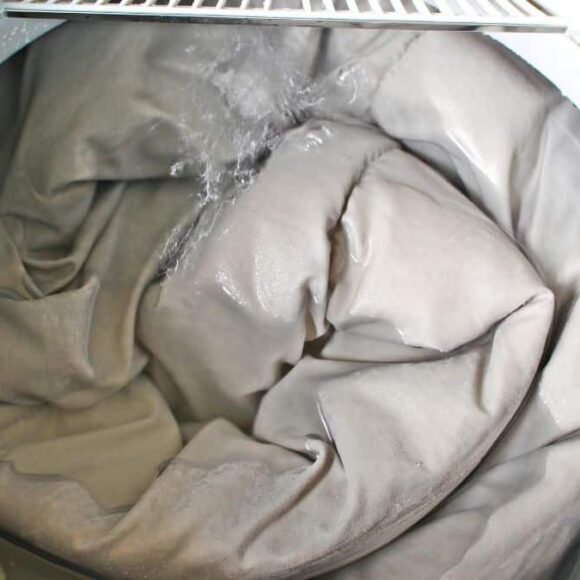 Couette trop grande : nettoyez-la à la maison sans machine ni pressing