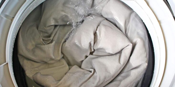 Couette trop grande : nettoyez-la à la maison sans machine ni pressing