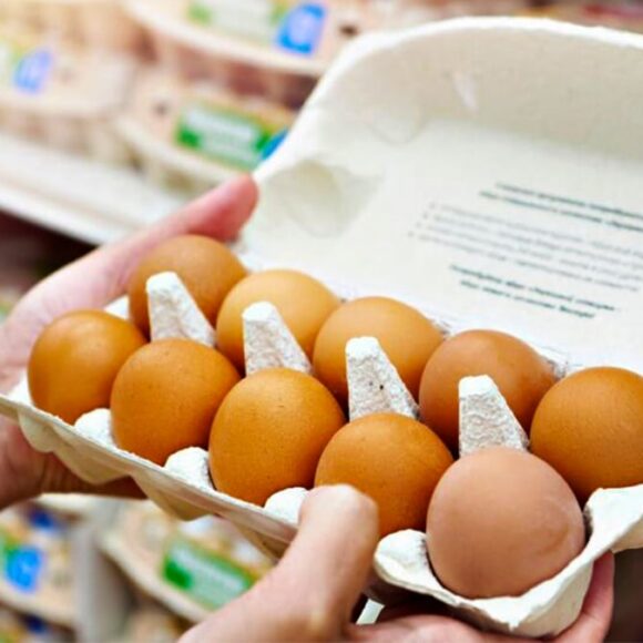 Œufs: rayons souvent vides en supermarché, seuls les plus chers restent
