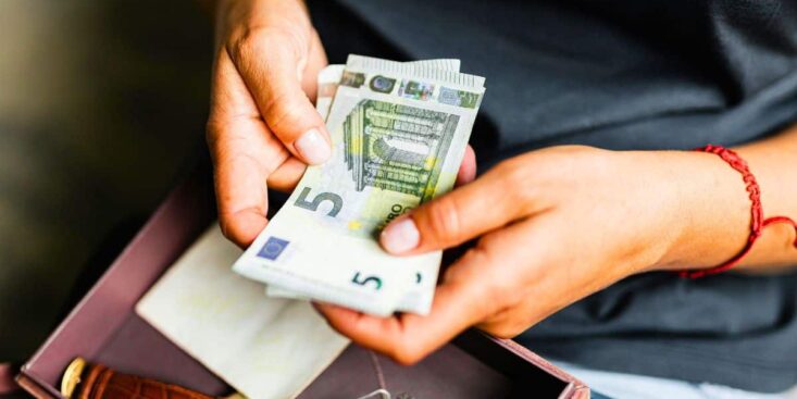 Prime de Noël 2025 : retraités exclus, sauf si le foyer perçoit un minimum social, montant dès 152,45 € en décembre