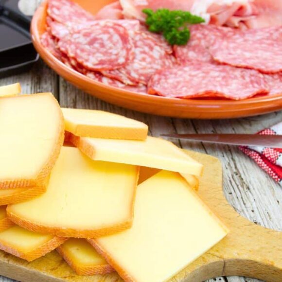 Raclette: un fromager révèle 3 clés pour séduire les puristes, croûte odorante, lait cru, caractère