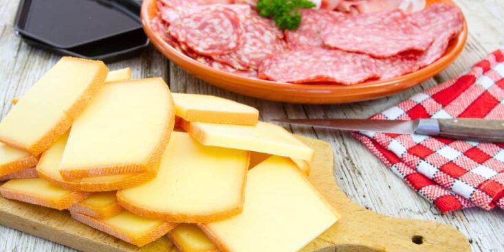 Raclette: un fromager révèle 3 clés pour séduire les puristes, croûte odorante, lait cru, caractère