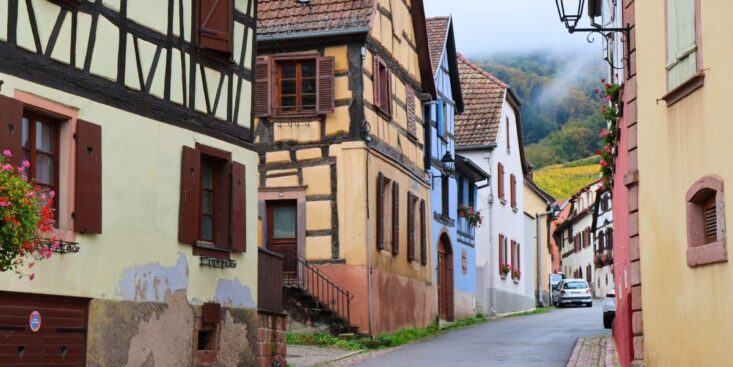 Village médiéval en France: ce bourg figé dans le temps plonge les visiteurs dans un conte
