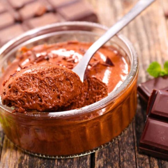 Cette mousse au chocolat se prépare en 10 minutes avec juste du cacao, la méthode express