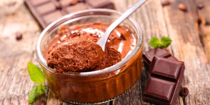 Cette mousse au chocolat se prépare en 10 minutes avec juste du cacao, la méthode express