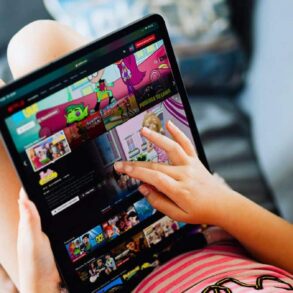 Netflix: la série thriller avec Adam Brody passée inaperçue se regarde d'une traite