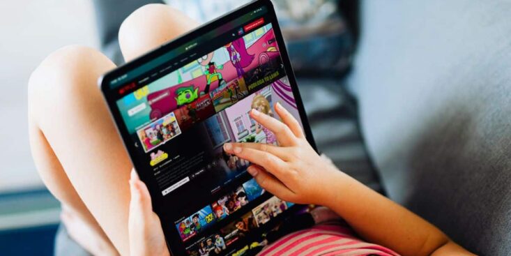 Netflix: la série thriller avec Adam Brody passée inaperçue se regarde d'une traite