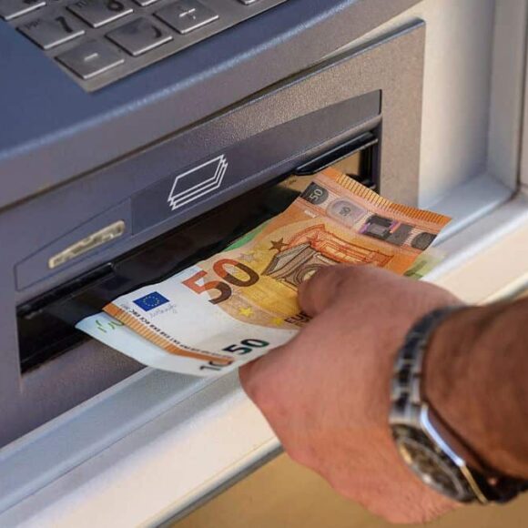 Distributeur de billets: ce bouton près du clavier vous rend votre carte avalée, 9 clients sur 10 l’ignorent