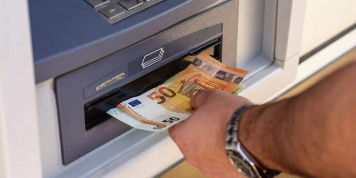 Distributeur de billets: ce bouton près du clavier vous rend votre carte avalée, 9 clients sur 10 l’ignorent